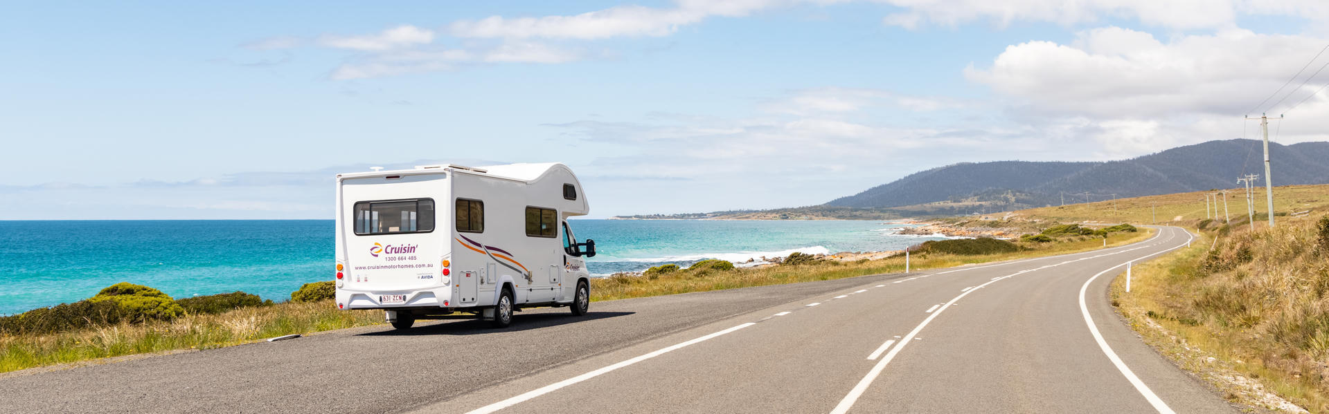 Der 4 Berth Deluxe von Cruisin Motorhomes fahrend auf einer Straß in Australien